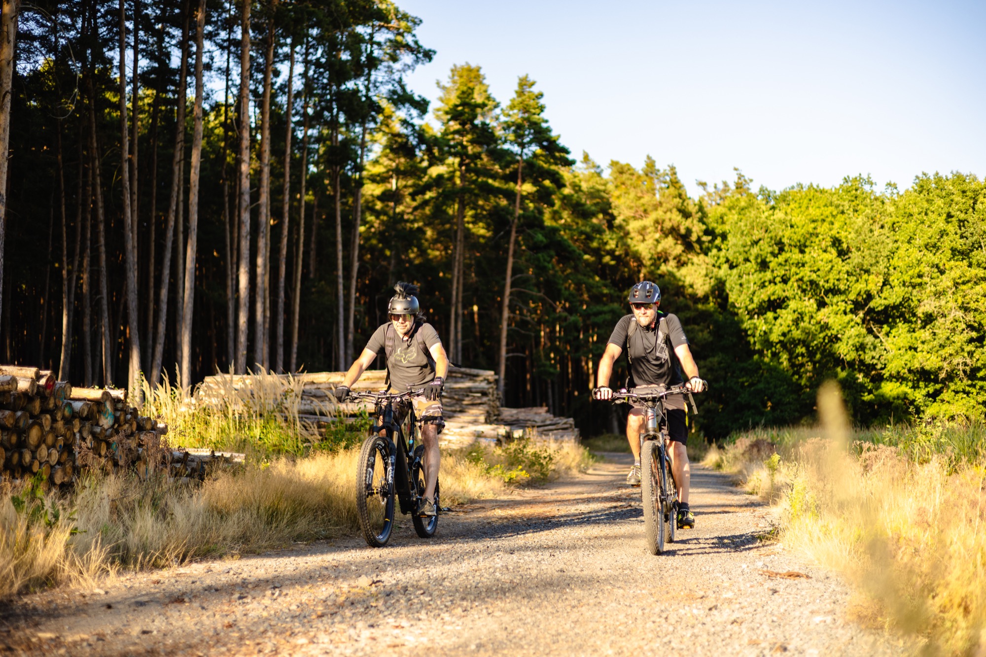 Cyklisté na místní cyklotrase